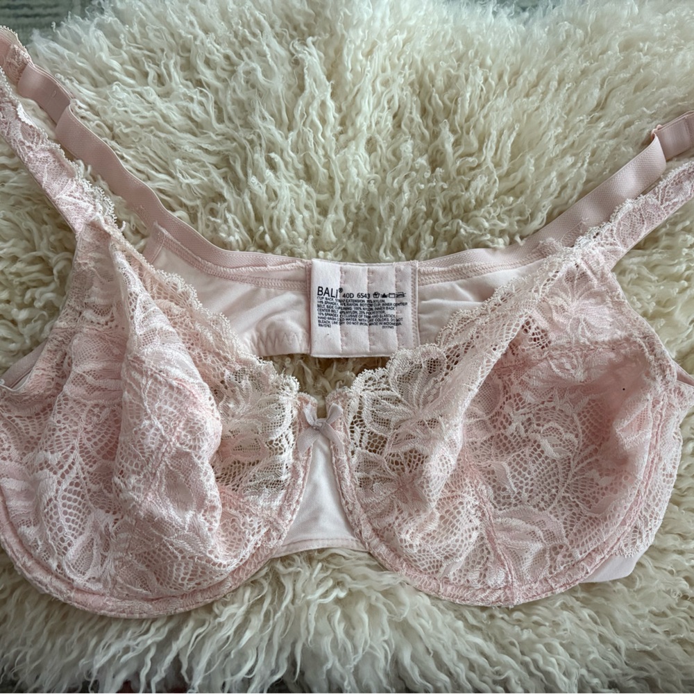 BALI Lace Desire Underwire bra. Style #6543 excellent condition. No wear.